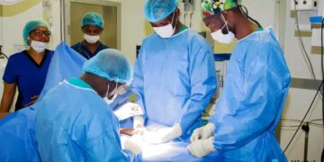 Guinee / Coopération médicale : Le CHU Donka franchit une nouvelle étape en chirurgie mini‑invasive