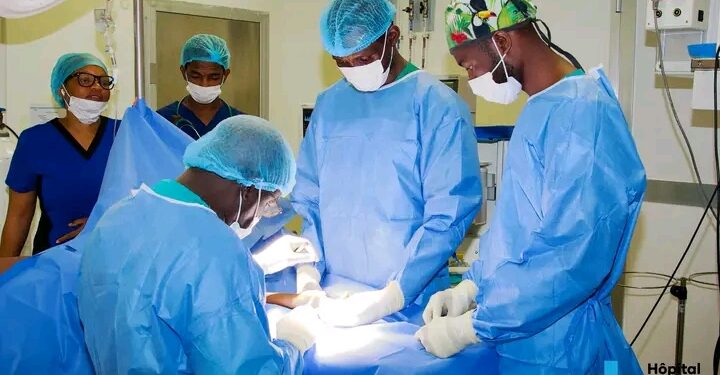 Guinee / Coopération médicale : Le CHU Donka franchit une nouvelle étape en chirurgie mini‑invasive