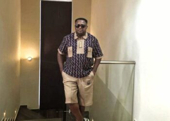 Mode : Le vestiaire masculin prend l’air avec Makongo Fashion Alors que David Makongo bouscule les codes de l’élégance estivale avec une pièce maîtresse : l’ensemble short-top. rigueur esthétique et quête de soi, focus sur une création qui fait déjà parler.