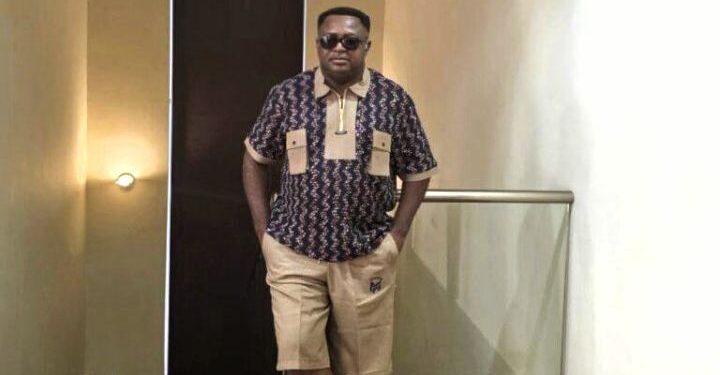 Mode : Le vestiaire masculin prend l’air avec Makongo Fashion Alors que David Makongo bouscule les codes de l’élégance estivale avec une pièce maîtresse : l’ensemble short-top. rigueur esthétique et quête de soi, focus sur une création qui fait déjà parler.