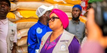 Plafonnement des prix sur le marché : La ministre Fatima Camara en visite de terrain à Kindia