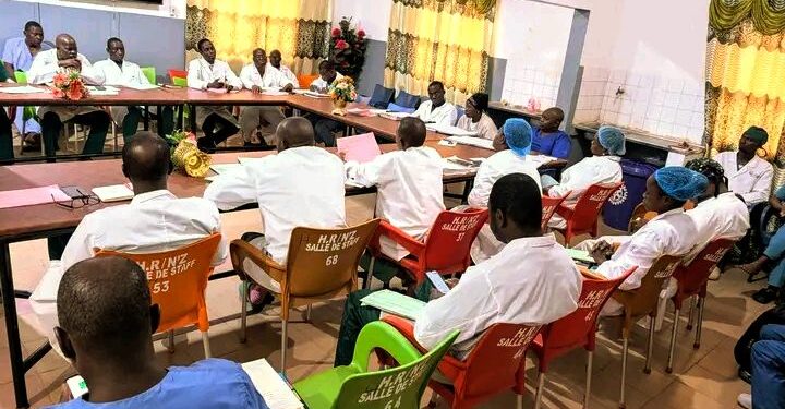 N’Zérékoré – Le rituel quotidien du staff médical