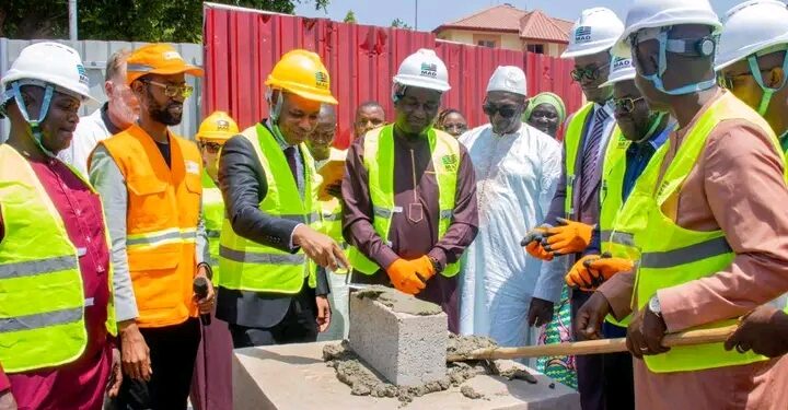 🇬🇳Conakry – Pose de la première pierre des logements du personnel spécialisé de Donka