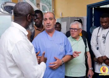 🇬🇳Hôpital Régional de Kindia : Une délégation de l’Université Mahatma Gandhi en visite au Bloc opératoire