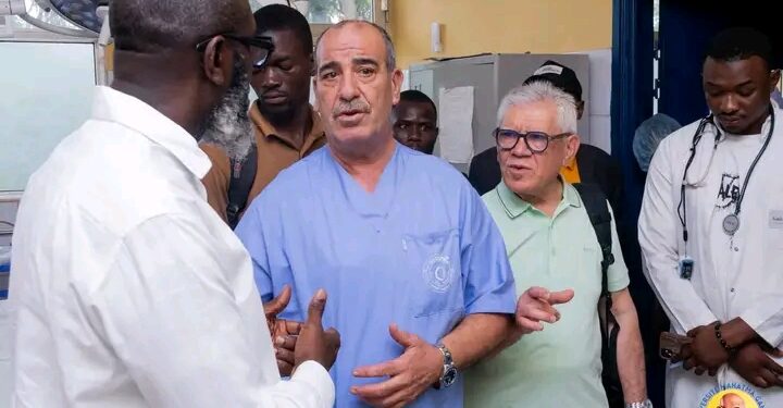 🇬🇳Hôpital Régional de Kindia : Une délégation de l’Université Mahatma Gandhi en visite au Bloc opératoire