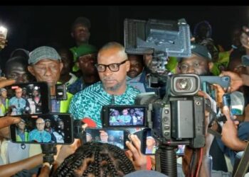 Curage des caniveaux : Le ministre Aboubacar Camara et son équipe à Kènien et Bambeto