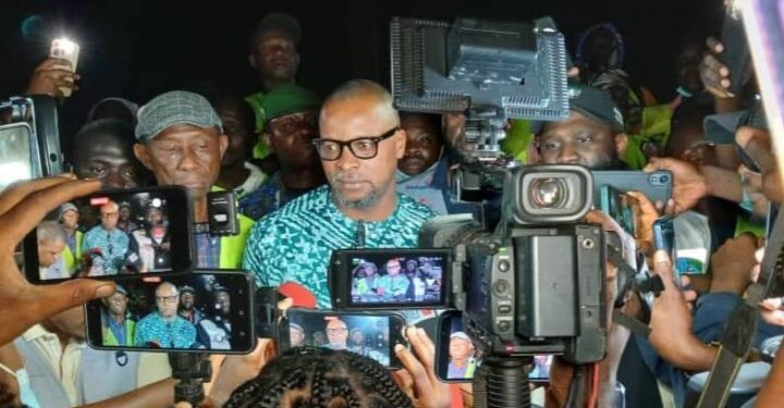 Curage des caniveaux : Le ministre Aboubacar Camara et son équipe à Kènien et Bambeto