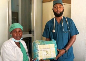 🇬🇳Hôpital Régional de Kankan : Remise de blouses aux services médicaux, chirurgicaux et techniques pour le…
