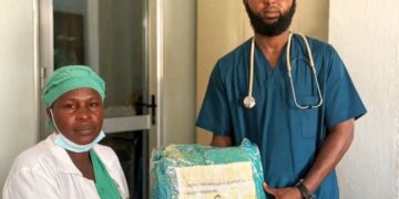 🇬🇳Hôpital Régional de Kankan : Remise de blouses aux services médicaux, chirurgicaux et techniques pour le…