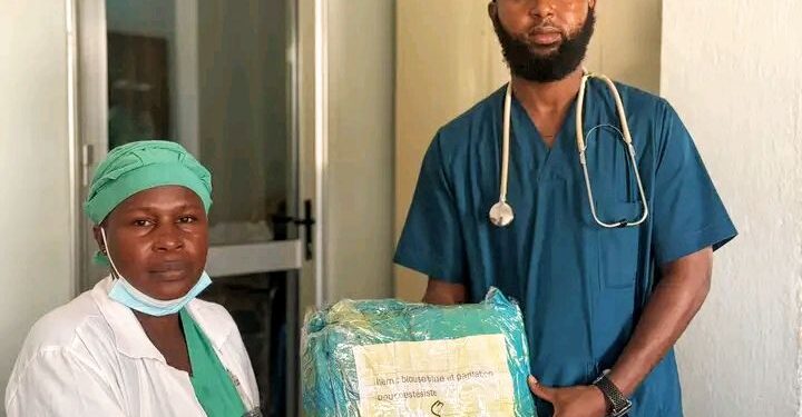 🇬🇳Hôpital Régional de Kankan : Remise de blouses aux services médicaux, chirurgicaux et techniques pour le…