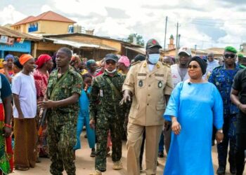 N’ZÉRÉKORÉ : La ministre Fatima Camara aux côtés des commerçants sinistrés du grand marché