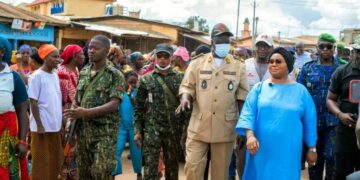 N’ZÉRÉKORÉ : La ministre Fatima Camara aux côtés des commerçants sinistrés du grand marché
