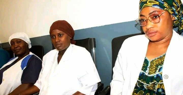 🇬🇳Staff médical quotidien à l’Hôpital Régional de Mamou : Un rituel au service de la qualité des soins
