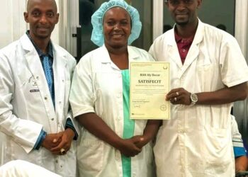 🇬🇳Gestion efficace des produits vitaux : Une distinction honorifique pour deux responsables de la Pharmacie…