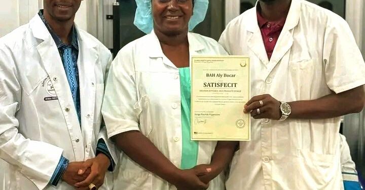 🇬🇳Gestion efficace des produits vitaux : Une distinction honorifique pour deux responsables de la Pharmacie…