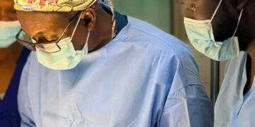 🇬🇳Kankan : Le Professeur Abdoulaye Keita passe à l’action au bloc opératoire ORL