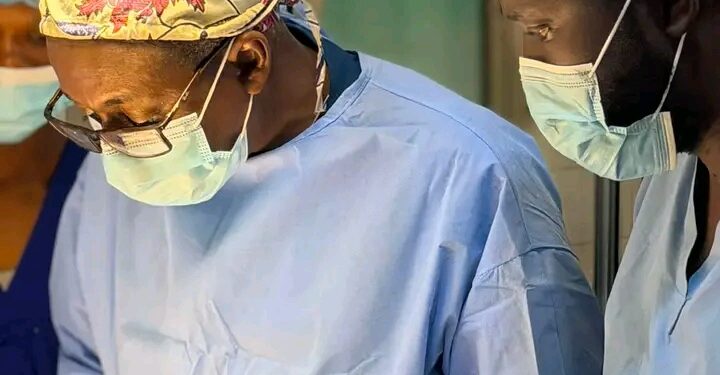 🇬🇳Kankan : Le Professeur Abdoulaye Keita passe à l’action au bloc opératoire ORL