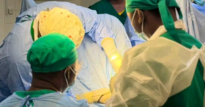 🇬🇳SANTÉ : CAP sur la chirurgie générale à l’Hôpital Régional de Kankan avec l’arrivée de nouveaux spécialistes
