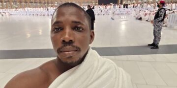 Actualités : Depuis La Mecque, l’honorable Aly Badara Condé prie pour la Guinée et ses dirigeants